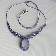 Collier bleu/gris en micro-macram&eacute; avec un quartz rose 